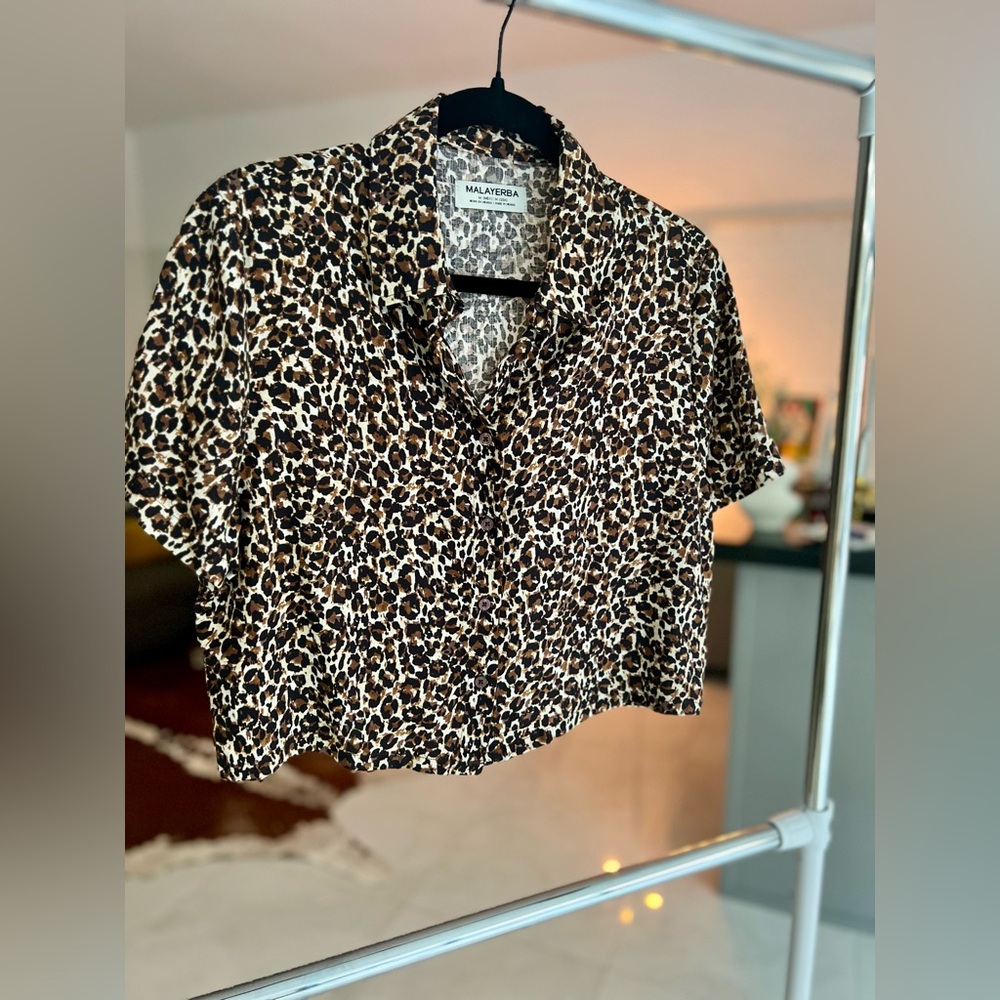 NWOT MALAYERBA leopard print buttoned short sleeve crop top Sz M